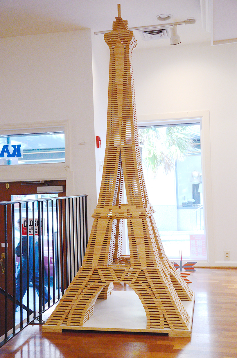 Башня из палочек игра. Башня из палочек для мороженого. Эйфелева башня из ДЖЕНГИ. Башня из дерева. Поделка башня.
